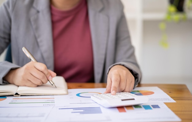 Accountant of personeel van de interne inkomstendienst Zakenvrouwen controleren de jaarrekening van het Auditconcept van het bedrijf