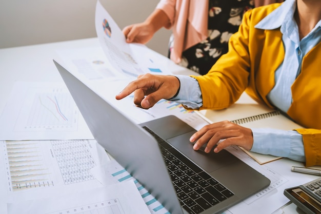 Accountant wijzend op laptop voor vergaderteam in kantoorruimte. concept financiën en boekhouding