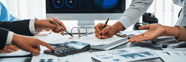 Foto accountantsteam werkt samen op kantoor en analyseert financiële gegevens en boekhoudkundige gegevens expertise in financiën en belastingen met nauwkeurige rapporten en planning voor bedrijfsinkomsten, uitgaven en budget inzicht