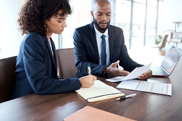 Foto documenti contabili e incontro con persone di colore per il rapporto sulle imposte sulla strategia finanziaria o la revisione del budget consulente finanziario contabile o manager aziendale usa con consulenza sulla pianificazione degli investimenti o discorso sul prestito