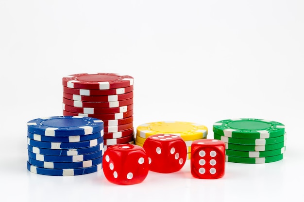 赤いサイコロでトランプをエースします。カジノの賭けとギャンブルのコンセプトとポーカー チップ。