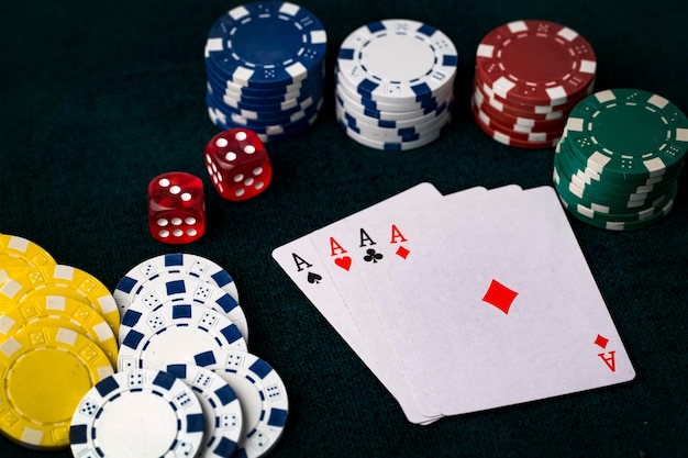 빨간 주사위와 카드 놀이 에이스입니다. 카지노 베팅 및 도박 개념 및 포커 칩.