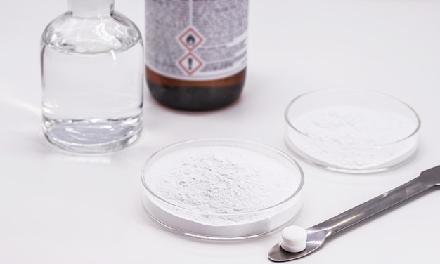 サリチル酸と無水酢酸から得られたペトリ皿薬の中で実験室で生産されているアセチルサリチル酸粉末