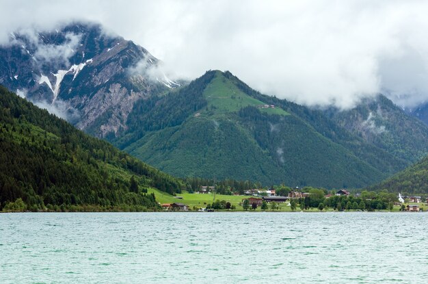 Achensee (Achenmeer) zomerlandschap met bewolkte hemel (Oostenrijk)