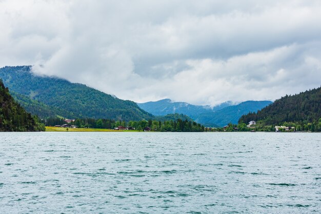 Achensee（アーヘン湖）の夏の風景（オーストリア、チロル）。