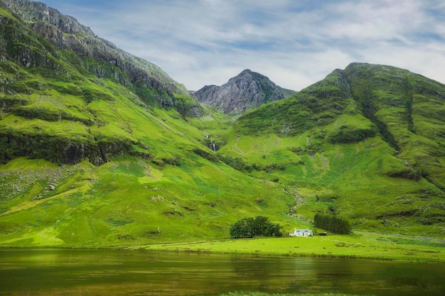 Achnambeithach cottage sul loch achtriochtan glencoe valley in scozia, regno unito