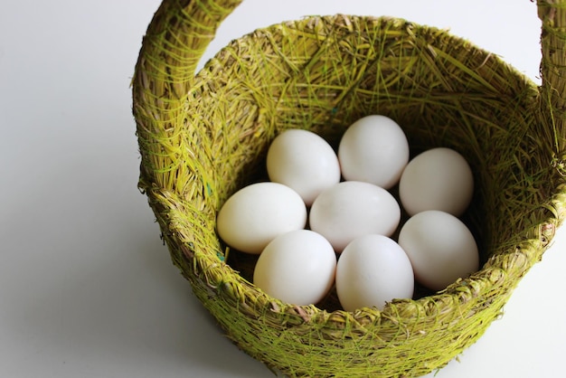 Acht Duidelijke Eieren In Een Mand Gemaakt Van Rieten En Groen Gras