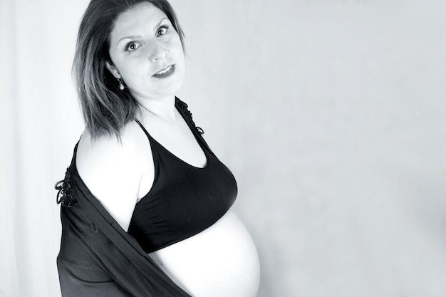 Acht maanden zwanger vrouw met blote buik gelukkige emotie