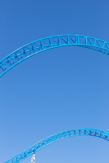 achtbaanrails tegen blauwe lucht