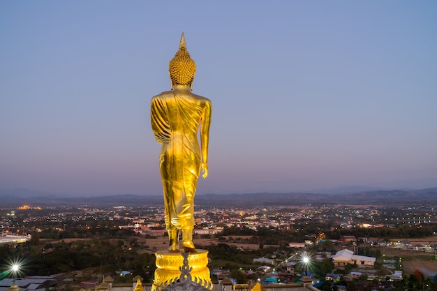 achter Boeddha standbeeld voor zonsondergang tijd in Wat Phra Dat Kao Noi Nan, Thailand