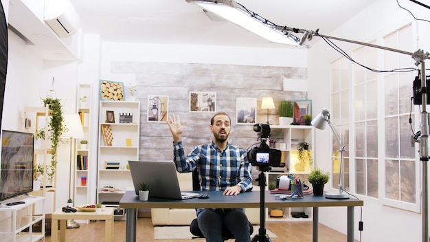 Achter de schermen van beroemde vlogger-opnames voor sociale media. Creatieve jonge man.