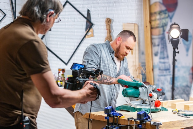 Achter de schermen van de productie voor video-opnamen van camera-apparatuur