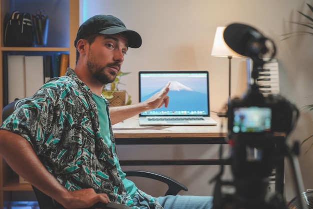 Foto achter de schermen van een jonge influencer die een video maakt