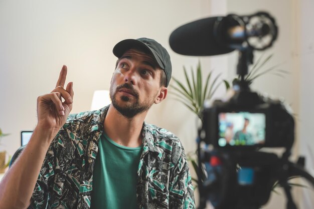 Foto achter de schermen van een jonge influencer die een video maakt