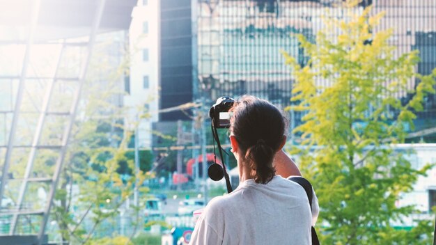 Achter een toerist of reiziger die een foto maakt van de toren in Osaka, in de buurt van het station in de buurt