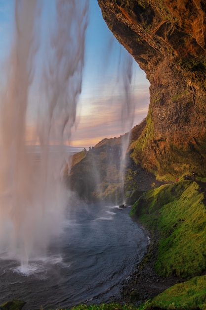 Achter een waterval in IJsland