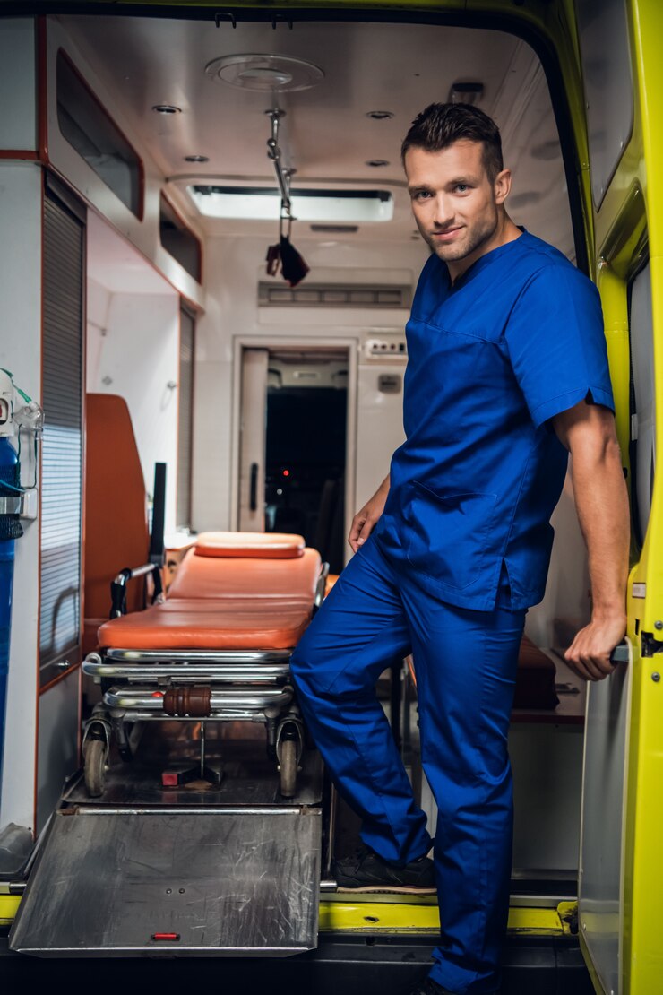 Achter in een ambulance-auto staat een jonge korpsman in uniform