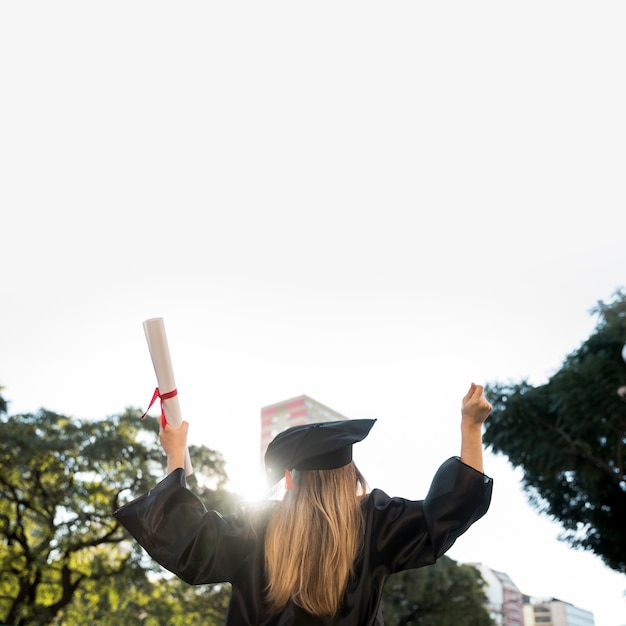 Achteraanzicht enthousiast meisje zijn afstuderen