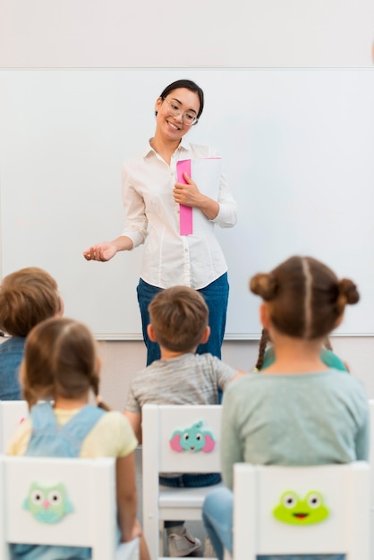Achteraanzicht kinderen die aandacht besteden aan hun leraar