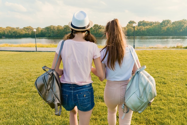 Achteraanzicht, meisje vrienden wandelen in het park in de natuur