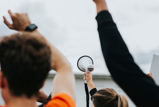 Achteraanzicht van activisten protesteert