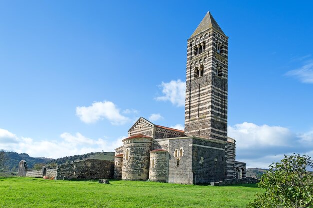 Achteraanzicht van de kerk van Saccargia op een zonnige dag