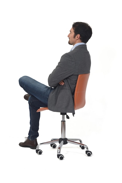 Achteraanzicht van een man met blazer zittend op stoel armen en benen gekruist op witte achtergrond