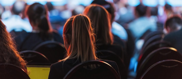 Achteraanzicht van een seminar-vergaderzaal of publiek in het conferentie-, bedrijfs- en onderwijsconcept