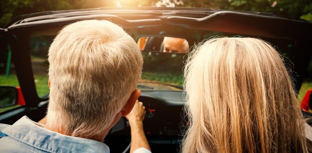 Foto achteraanzicht van een volwassen stel dat samen gaat rijden in een stijlvolle cabriolet