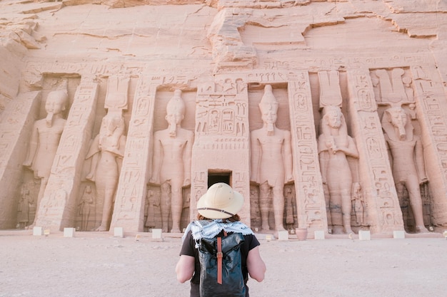 Achteraanzicht van een vrouw die voor de tempel van abu simbel in aswan, egypte staat