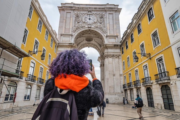 Achteraanzicht Van Een Vrouw Sightseeing Een Foto Nemen Van Een Historisch Monument In Lissabon Reizen