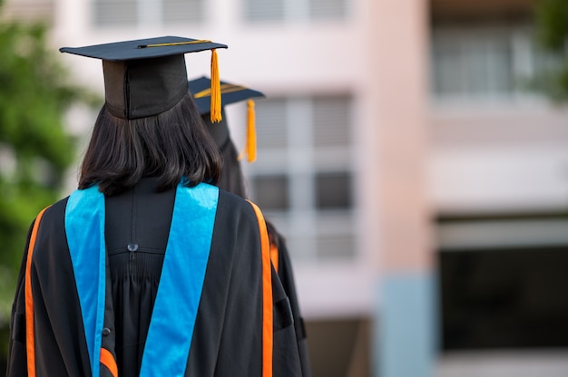 Achteraanzicht van een vrouwelijke afgestudeerde met een universitair diploma