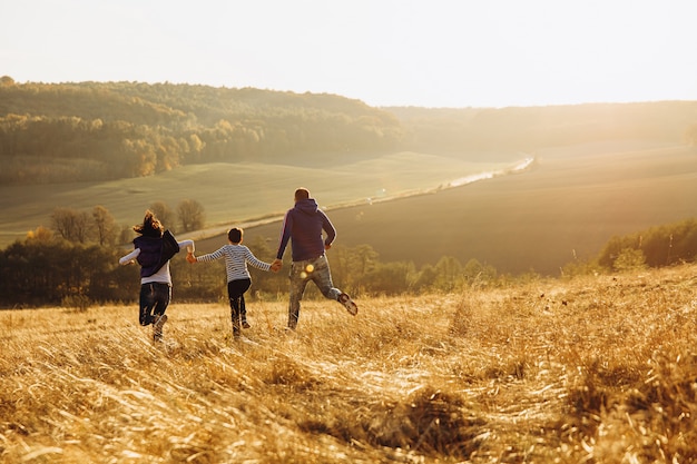 Achteraanzicht van gelukkige familie plezier op groene natuur