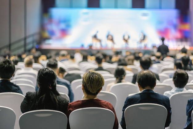 Achteraanzicht van het luisteren van Audience Luidsprekers op het podium in de conferentiezaal