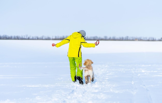 Achteraanzicht van hond met eigenaar