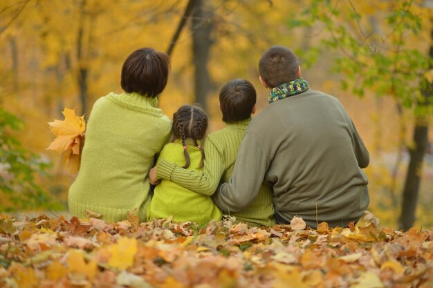 Achteraanzicht van jong gezin in herfstpark