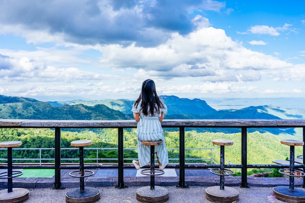 Achteraanzicht van jonge vrouw reiziger zitten en genieten van het uitzicht op Pino Late koffie winkel in Khao Kho Phetchabun, Thailand