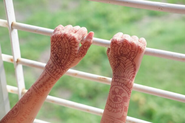 Achteraanzicht van kind met henna bij de hand