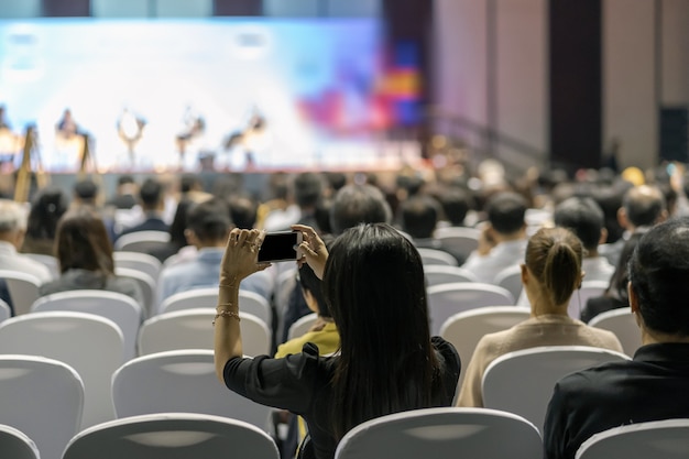 Achteraanzicht van luistergesprekken Luidsprekers op het podium in de conferentiezaal of seminarvergadering