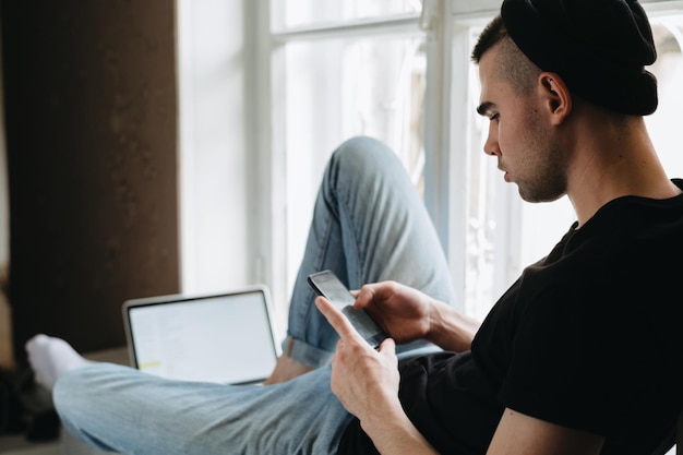 Achteraanzicht van man met mobiele telefoon