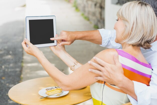 Foto achteraanzicht van man wijzend op tablet pc