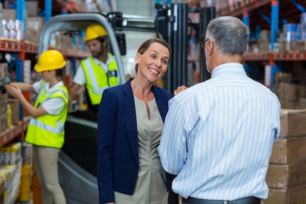 Achteraanzicht van managers praten en glimlachen