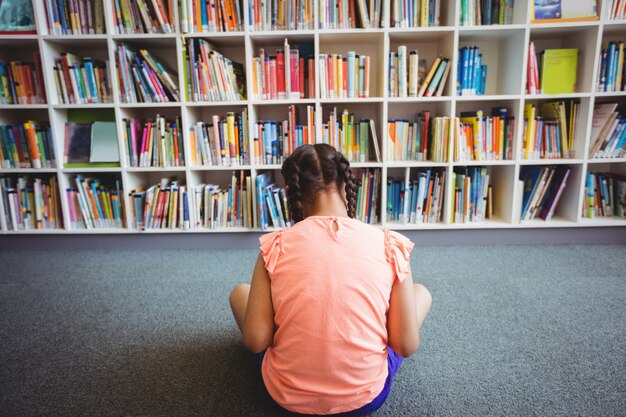 Achteraanzicht van meisje het lezen van een boek