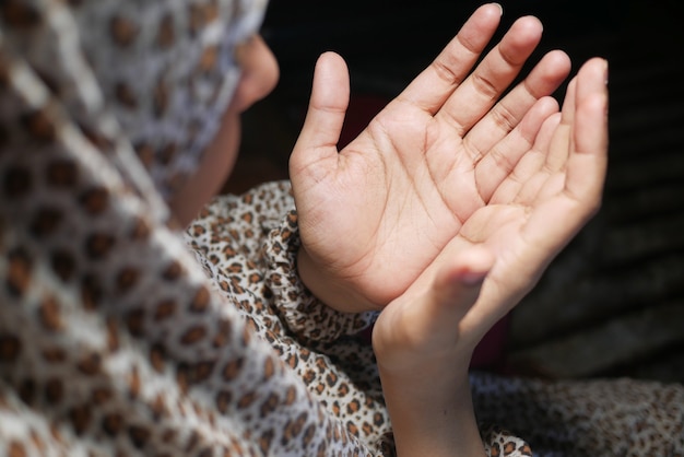 Achteraanzicht van moslimvrouwen hand bidden 's nachts