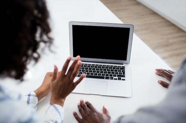 Achteraanzicht van paar met behulp van laptop