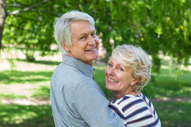 Achteraanzicht van senior paar omarmen