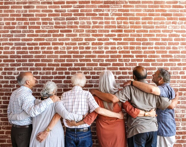 Foto achteraanzicht van senioren die elkaar knuffelen