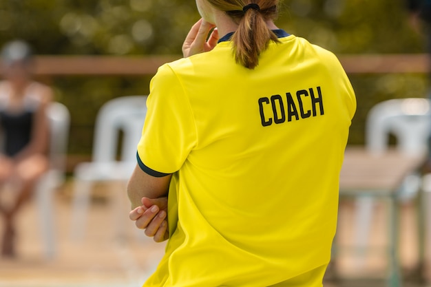 Achteraanzicht van sportcoaches