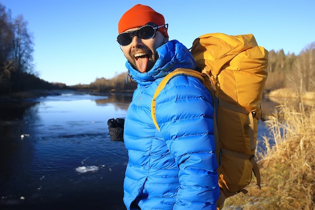 achteraanzicht van toerist met rugzak wandelen in de winter in Noorwegen / een man met rugzak in een Noors winterlandschap.