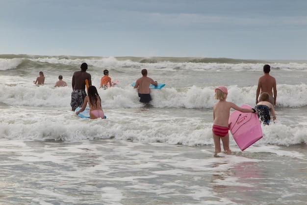 Achteraanzicht van veel mensen aan de oceaan